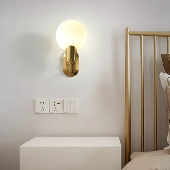 Nordic light luksusa misiņa sienas lampas guļamistabas gultas mūsdienu minimālisma piena baltu stikla bumbiņu dzīvojamā istabā TV fona sienas lampas